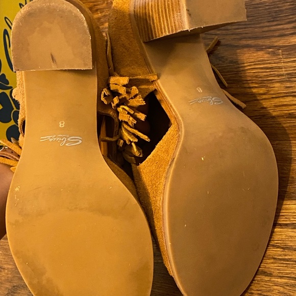 Suede fringe booties. Size 8 - Picture 4 of 7
